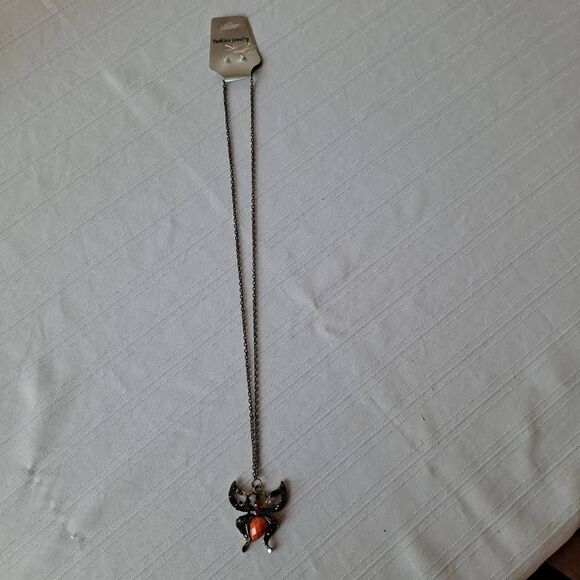 Ladies Butterfly pendant necklace Nwt - Picture 5 of 5